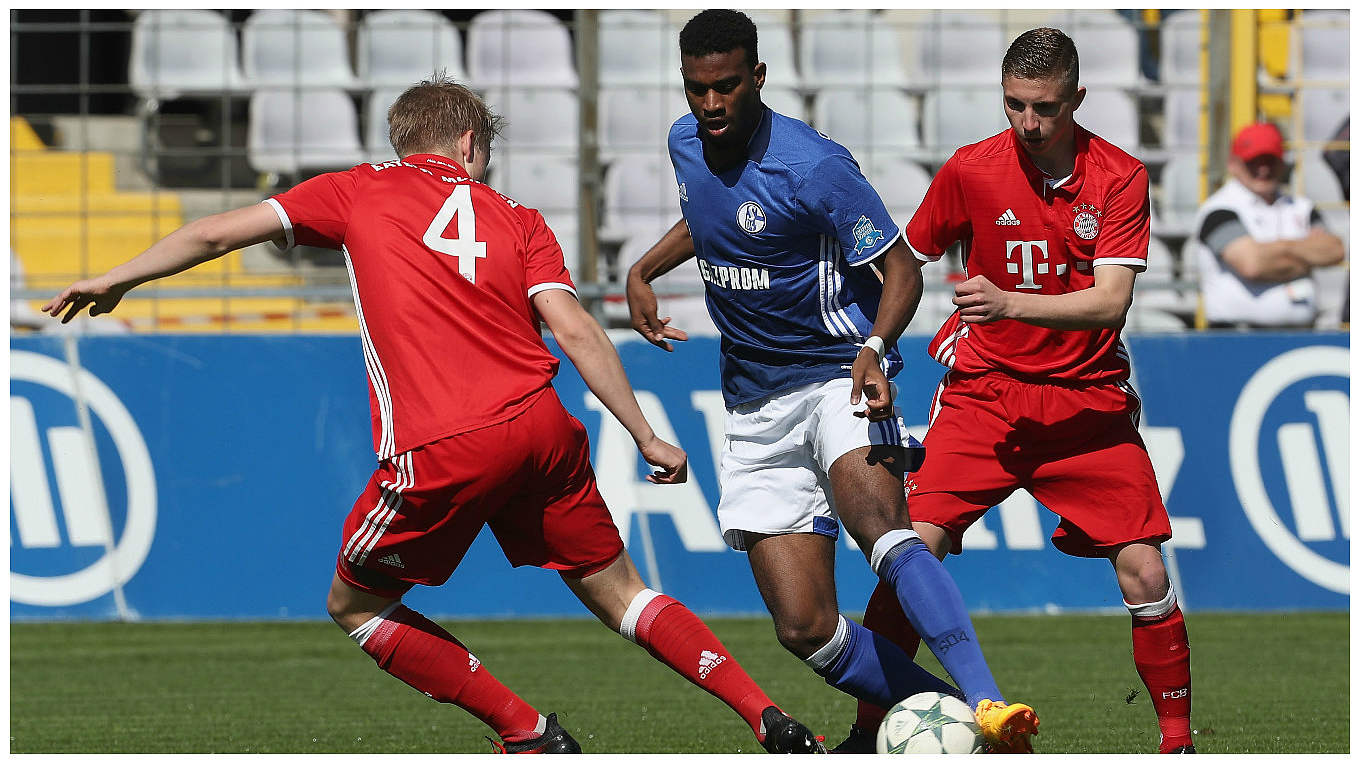 Der Schalker Haji Wright im Zweikampf mit zwei Bayern. © Getty Images