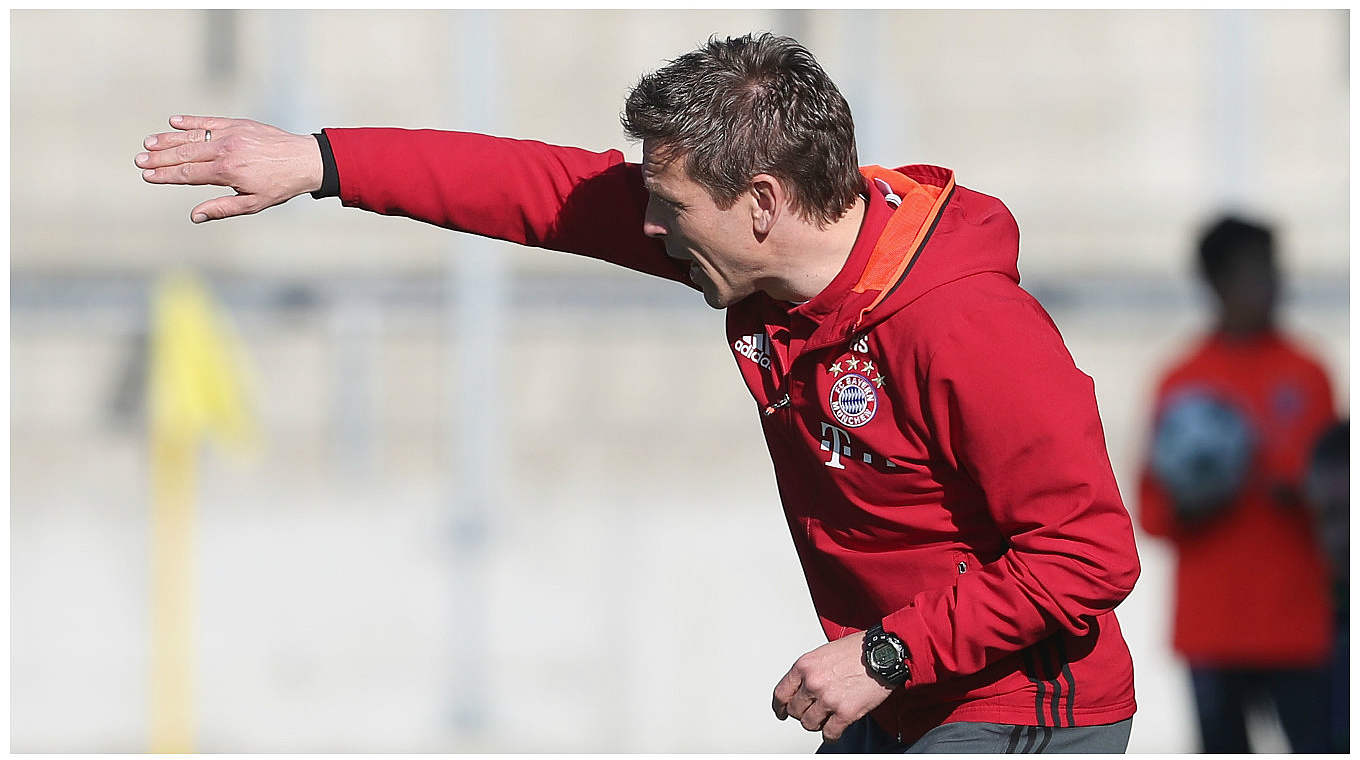 FCB-Trainer Holger Seitz dirigiert sein Team. © Getty Images