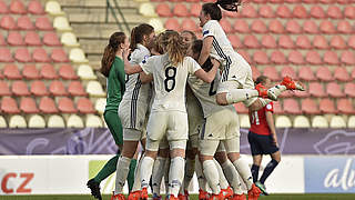 Riesenjubel: die deutschen U 17-Juniorinnen stehen im EM-Finale © UEFA-Sportsfile