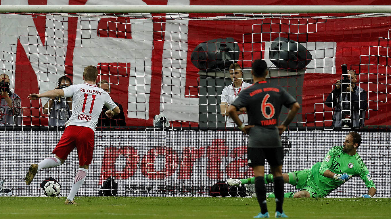 Erster von zwei Treffern beim 4:5 gegen den FC Bayern: Timo Werner (l.) trifft vom Punkt © 2017 Getty Images