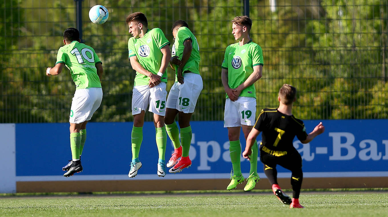 Jacob Bruun Larsens Ball fliegt über die Köpfe der Wolfsburger Mauer. © Getty Images