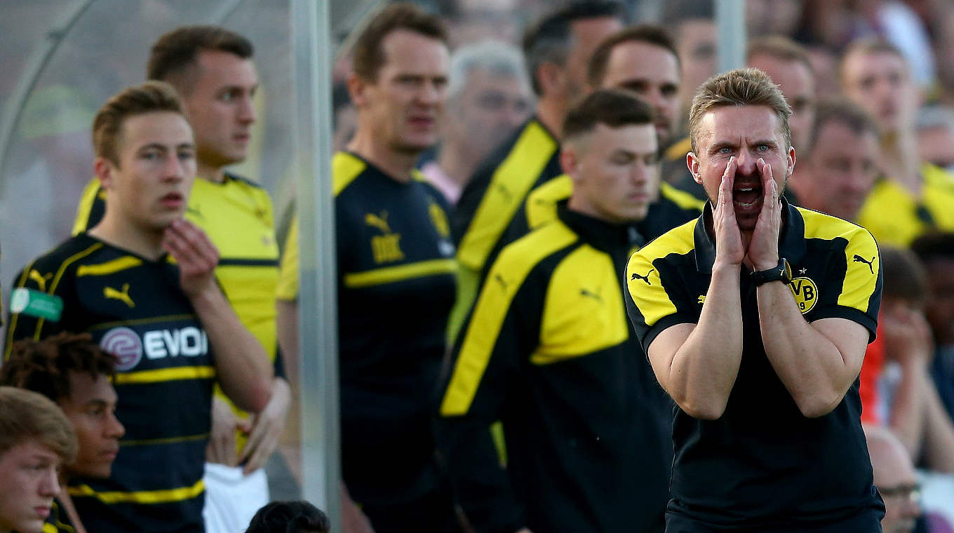 BVB-Trainer Benjamin Hoffmann schreit sein Team zum Sieg. © Getty Images