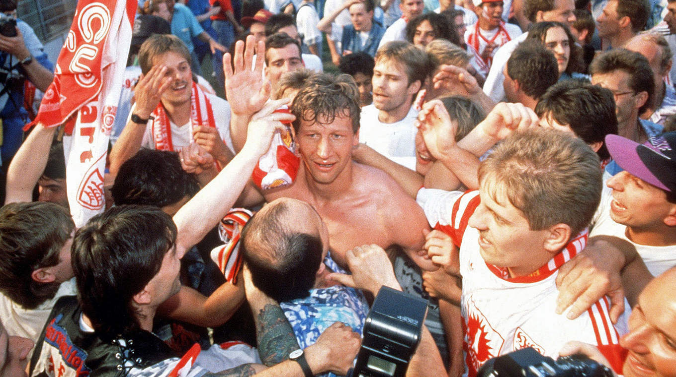 Meistermacher 1992: Guido Buchwald köpft den VfB Stuttgart zum Titel © Bongarts