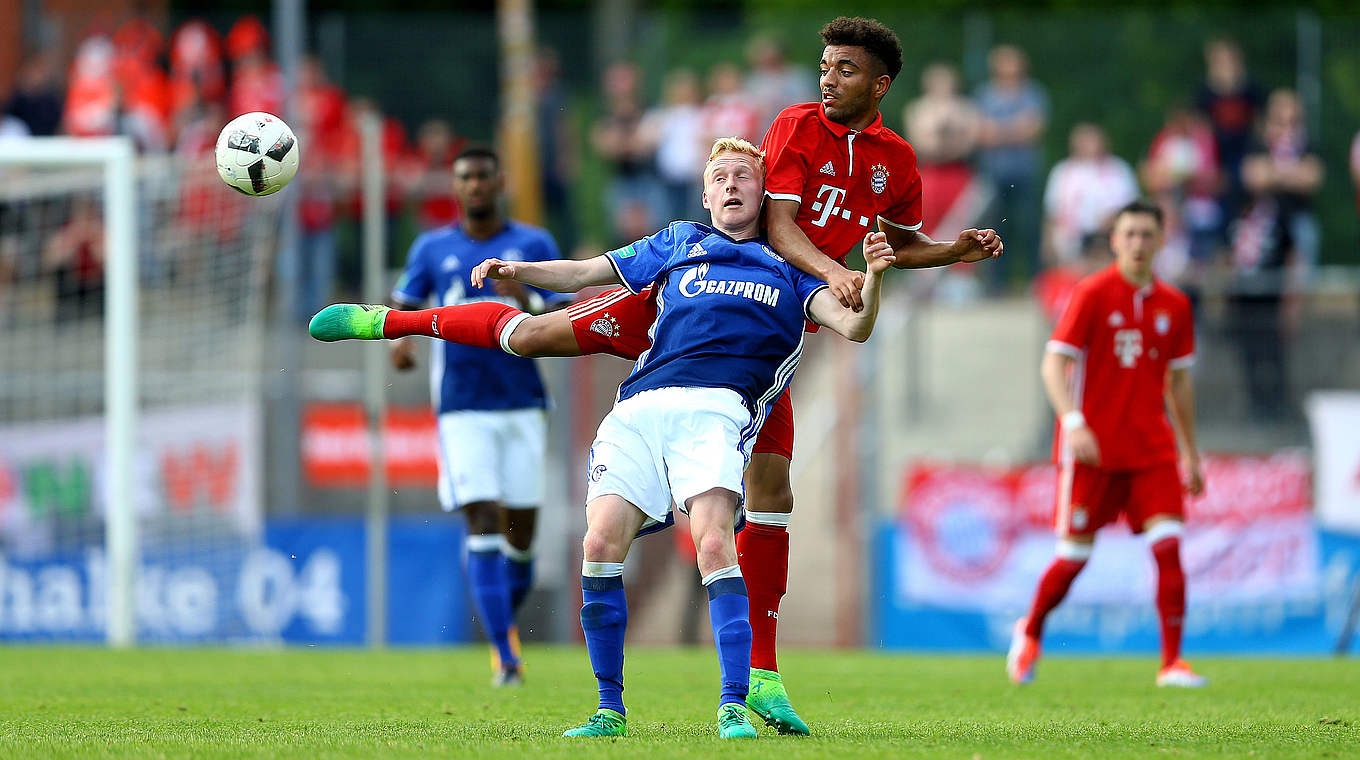 Juniorennationalspieler unter sich: Schalkes Luke Hemmerich (v.) gegen Timothy Tillman © 2017 Getty Images
