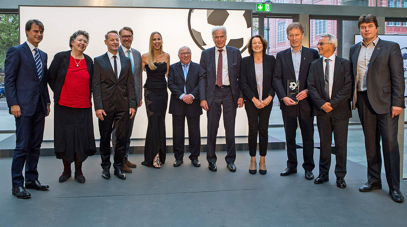Gruppenbild von der Verleihung: Preisträger Horst Kriete (3.v.r.) und Uwe Seeler (M.) © Deutscher Fußball Botschafter