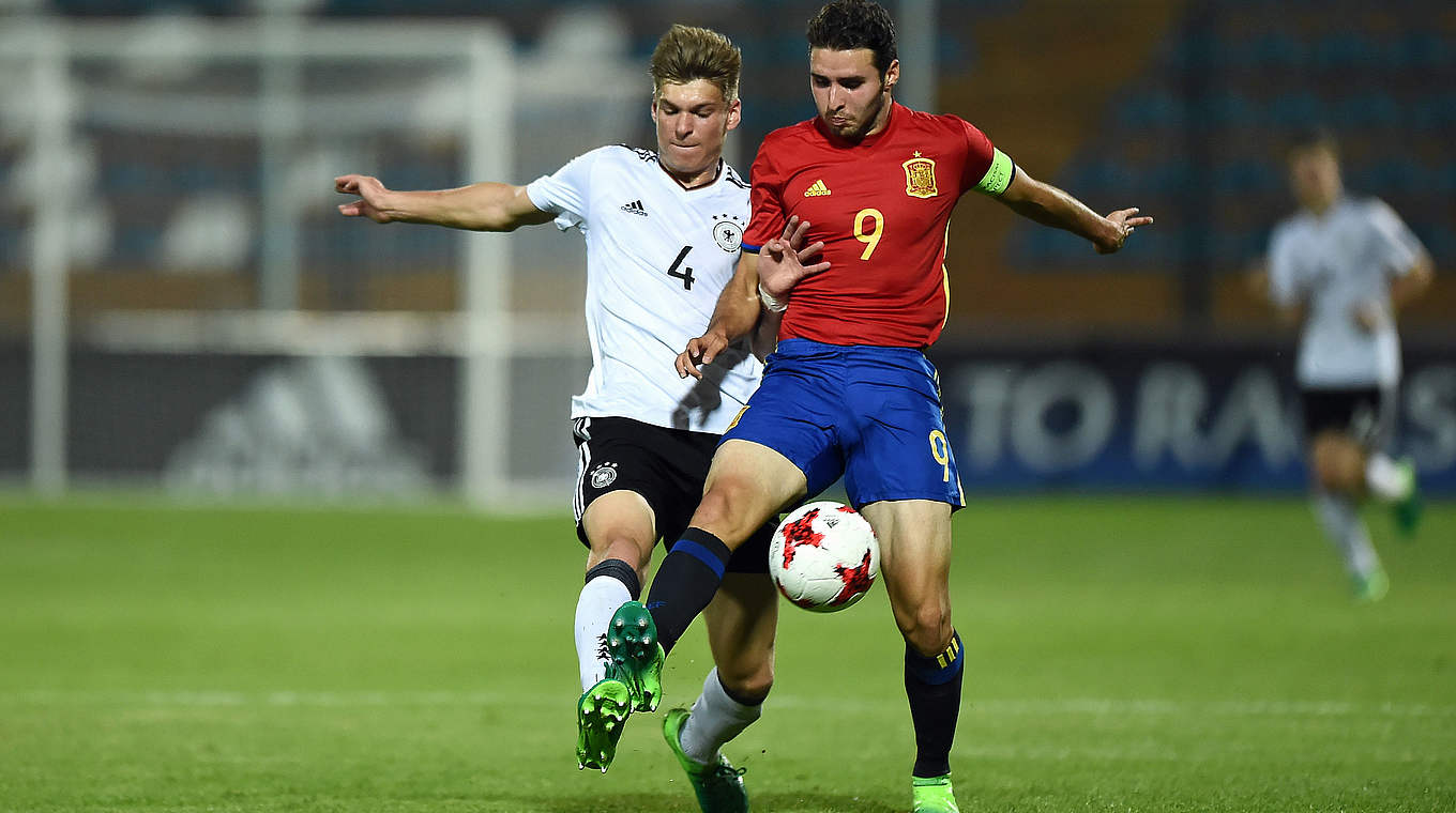 Dominik Becker and Spain captain Abel Ruiz battle to win control © UEFA-Sportsfile