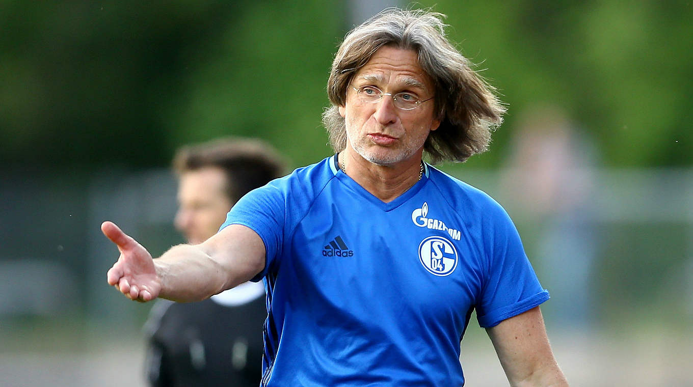 Bedient: Schalkes Trainer Norbert Elgert. © Getty Images