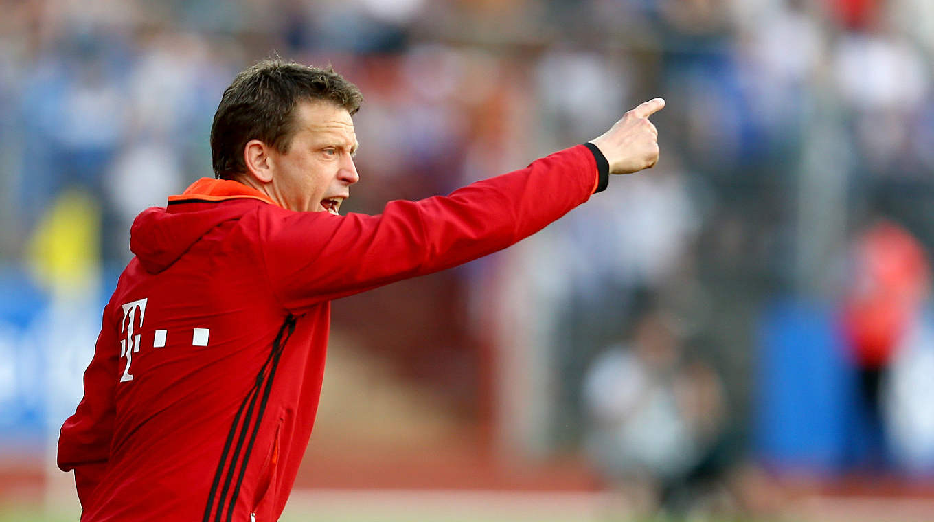Da geht's lang: Bayern-Trainer Holger Seitz zeigt den Weg zum Endspiel.  © Getty Images