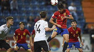Deutschland unterliegt Spanien nach 0:0 im Elfmeterschießen mit 2:4: Spaniens Victor Chust (r.) steigt zum Kopfball hoch © ©SPORTSFILE