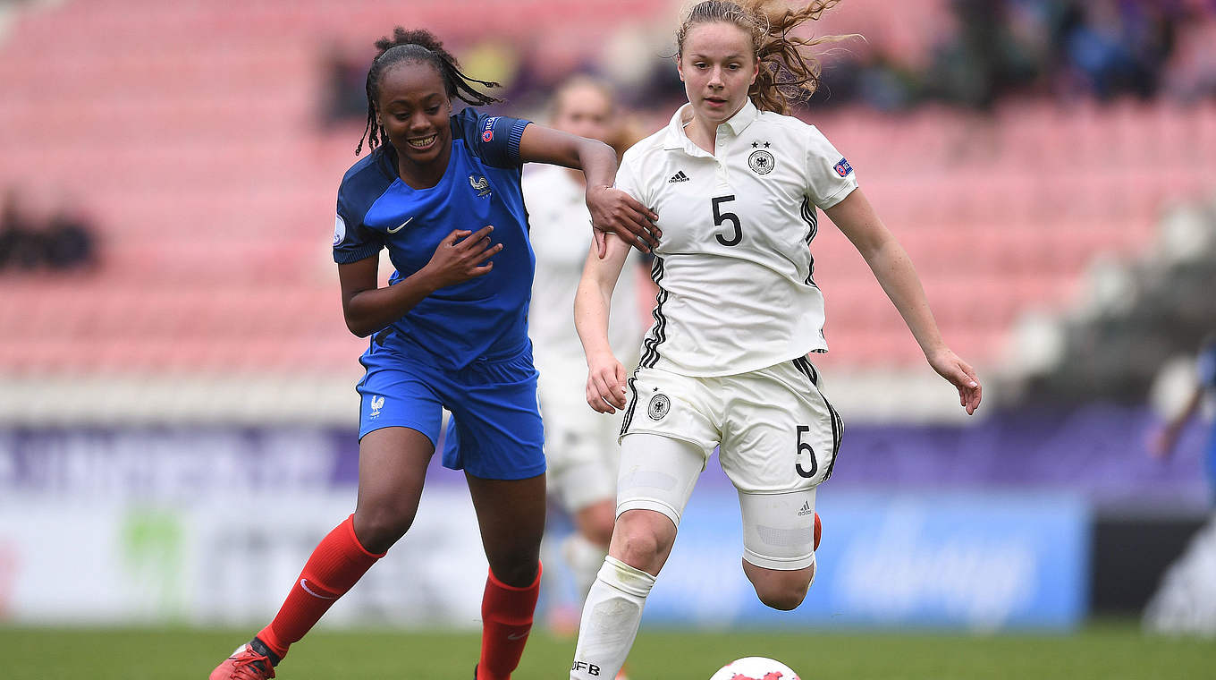 Mit dem FC Bayern kurz vor der Endrunde: U 17-Europameisterin Andrea Brunner (r.) © Â©SPORTSFILE