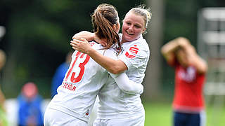 Mit dem 1. FC Köln vor dem erneuten Aufstieg: Karolin Kohr und Claudia Kalin (v.l.) © imago/foto2press