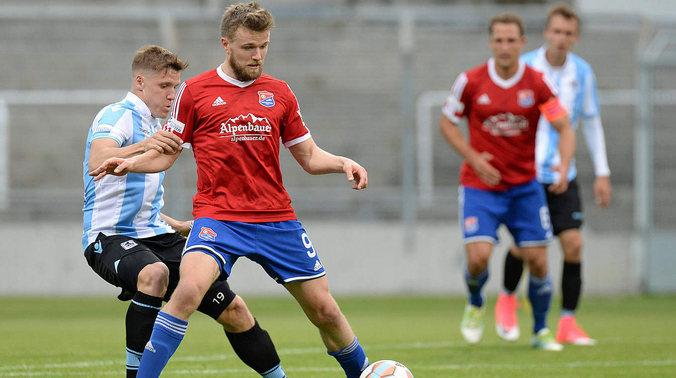 Trifft zweimal gegen seinen Ex-Klub: der Hachinger Stephan Hain (2.v.l.) © imago/foto2press