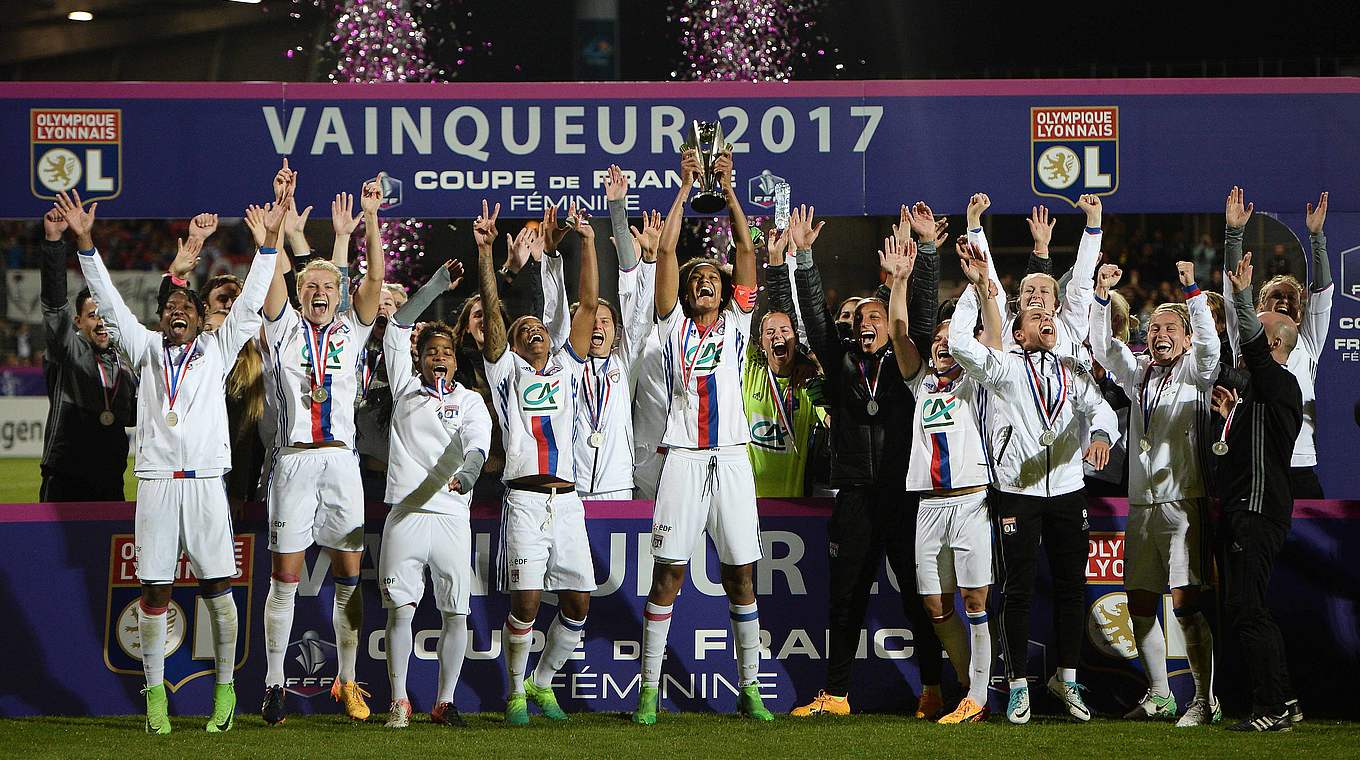 Großer Jubel: Lyon feiert nach Sieg im Elfmeterschießen den Pokalsieg © 2017 Getty Images