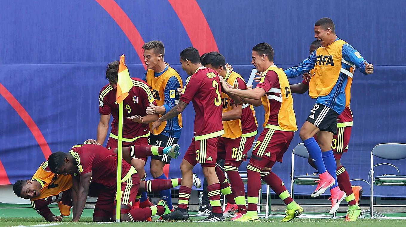 Jubilation as Venezuela seal a 2-0 victory.  © 
