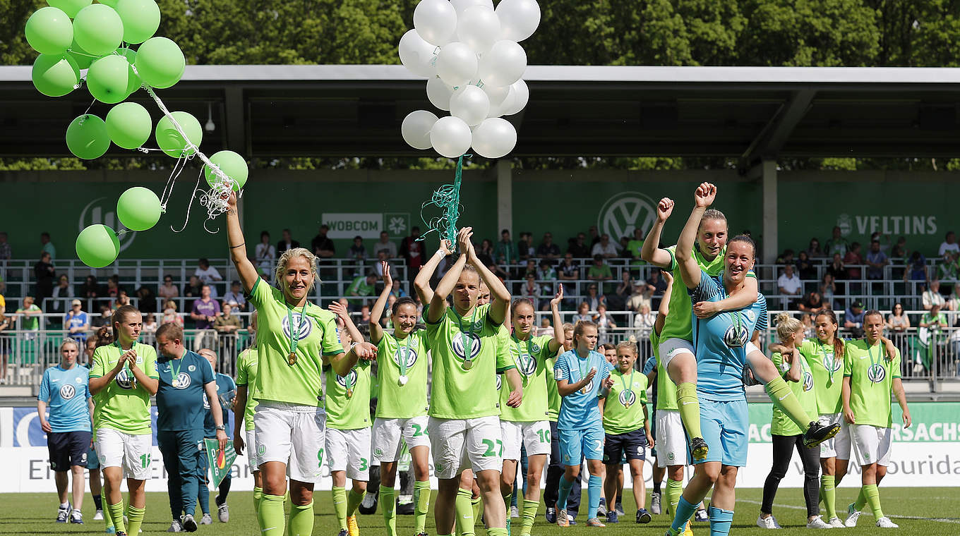 Feiertagsstimmung in Wolfsburg: Die Spielerinnen des Meisters feiern mit den Fans © 2017 Getty Images