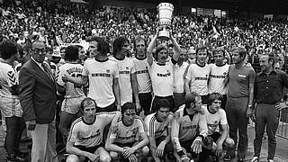 Pokalsieger 1975: Körbel und Frankfurt feiern den Finalsieg © imago sportfotodienst