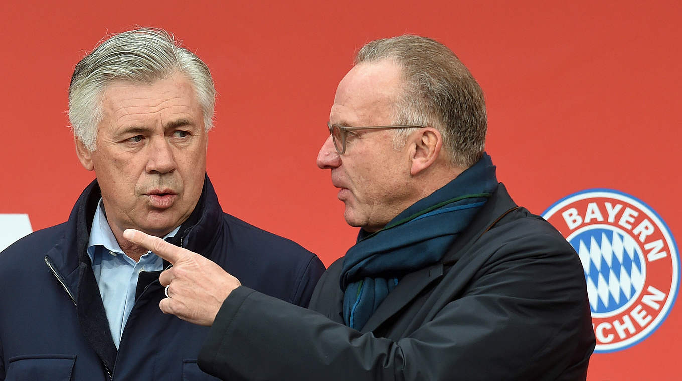 Rummenigge (r.) mit Trainer Ancelotti: "Vermehrt Spieler für unsere Profis ausbilden" © AFP or licensors