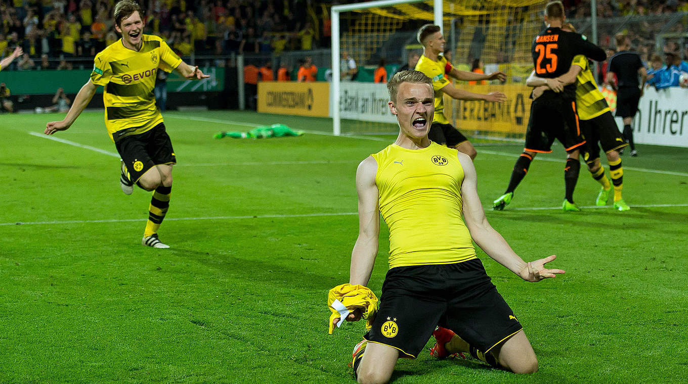 Dortmunds Matchwinner Amos Pieper (v.): "Ich wollte den Ball einfach versenken" © imago/DeFodi