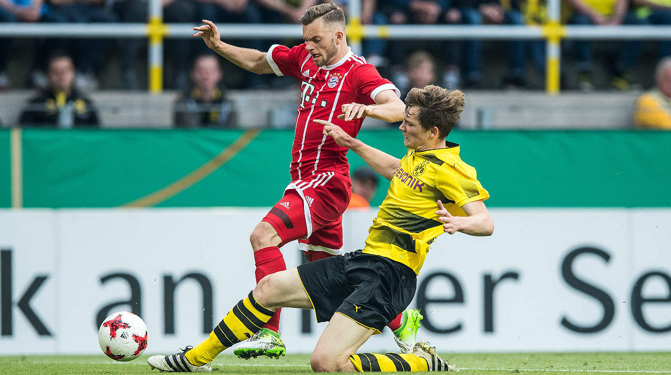 Umkämpft: Dortmunds Luca Kilian kommt vor dem Bayern Manuel Wintzheimer an den Ball. © Getty Images