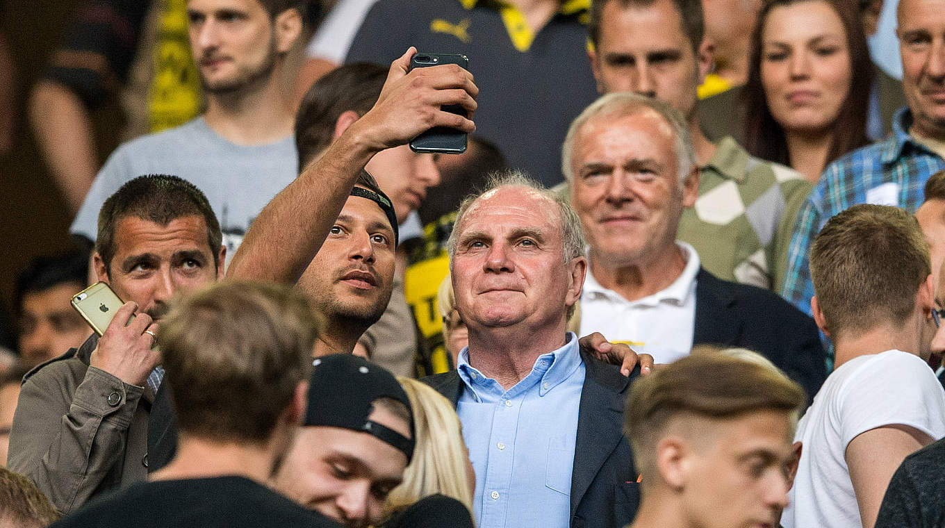 Prominente Gäste: Bayern-Boss Uli Hoeneß auf der Tribüne mit Hermann Gerland. © Getty Images