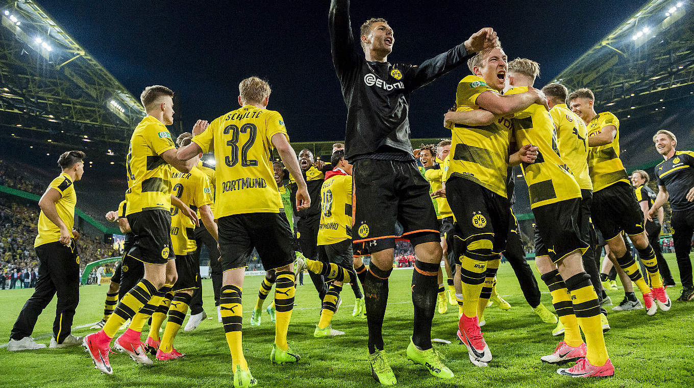 Matchwinner Eike Bansen feiert mit seinem Team den Meistertitel. © BVB