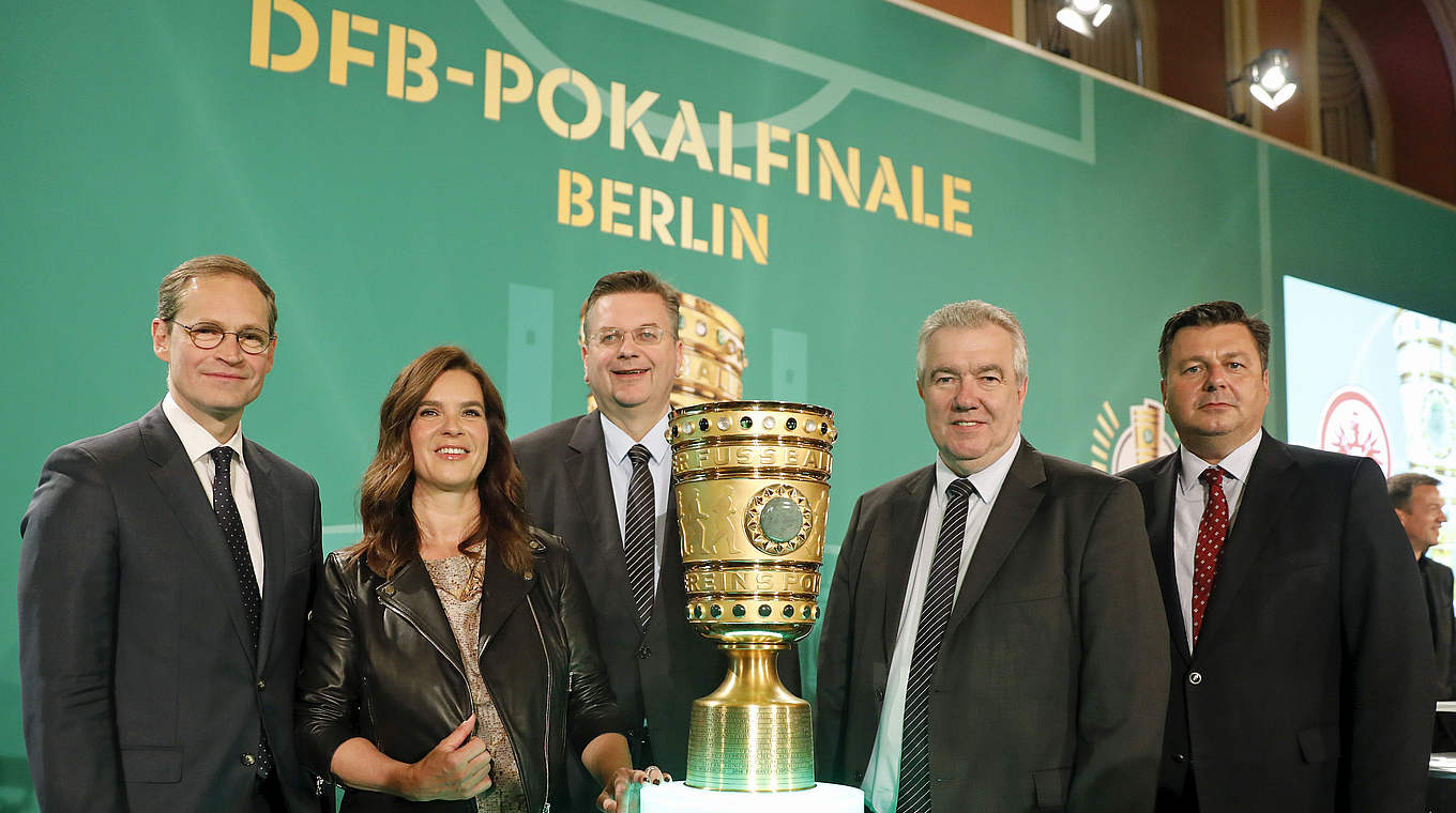 Pokalbotschafterin Katarina Witt (2.v.l.) neben DFB-Präsident Reinhard Grindel © 2017 Getty Images