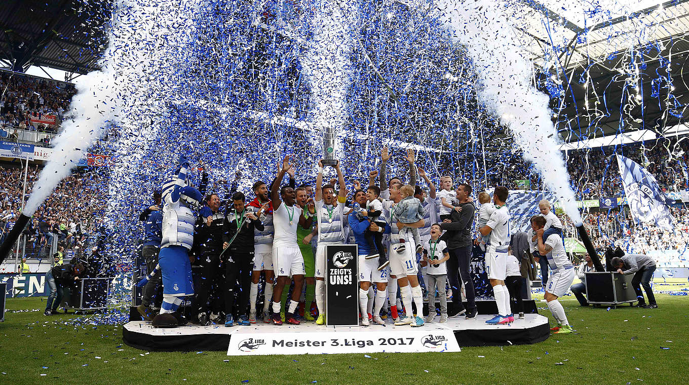 Blau-weißer Konfettiregen: Der MSV Duisburg ist Meister der 3. Liga © 2017 Getty Images