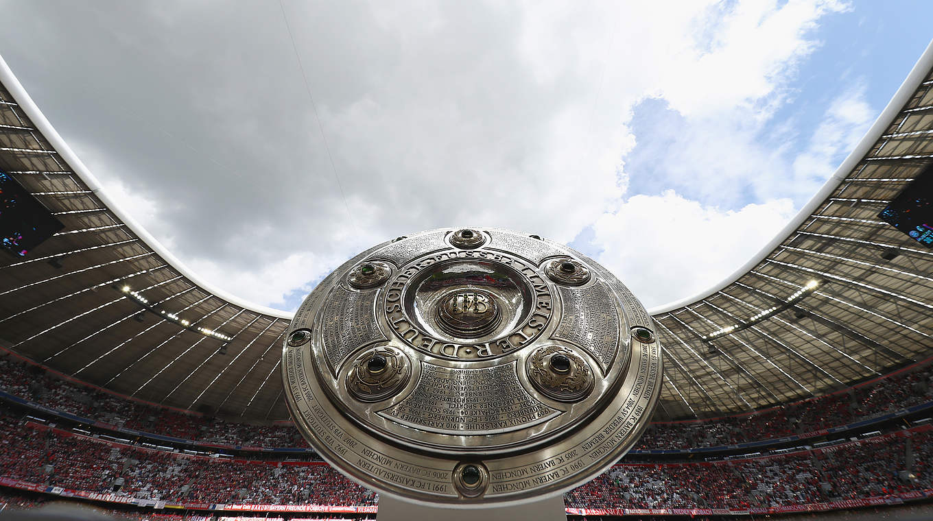 Die Meisterschale in München: Der FCB geht als alter und neuer Titelträger in die kommende Spielzeit 2017/2018 © 2017 Getty Images