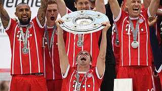 Die Bayern feiern: Münchens Kapitän Philipp Lahm streckt die Meisterschale in die Höhe © 2017 Getty Images