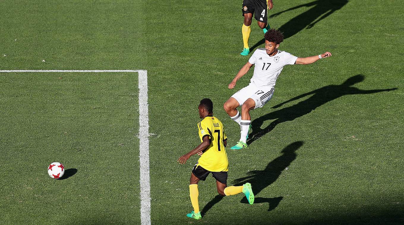 Der dritte deutsche Treffer: Düsseldorfs Iyoha (Nummer 17) bleibt eiskalt © 2017 FIFA
