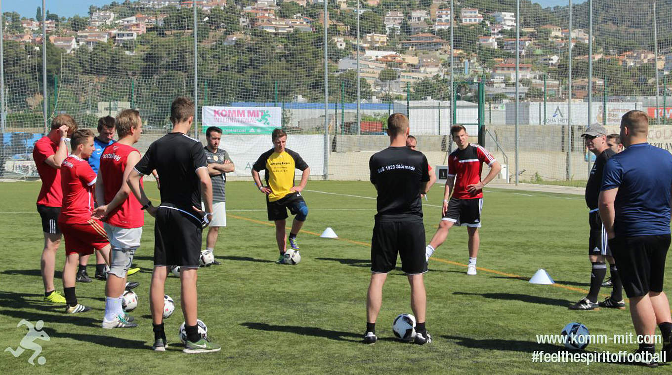 Bildungsreise: 200 junge Fußballerinnen und Fußballer im sonnigen Katalanien © KOMM MIT
