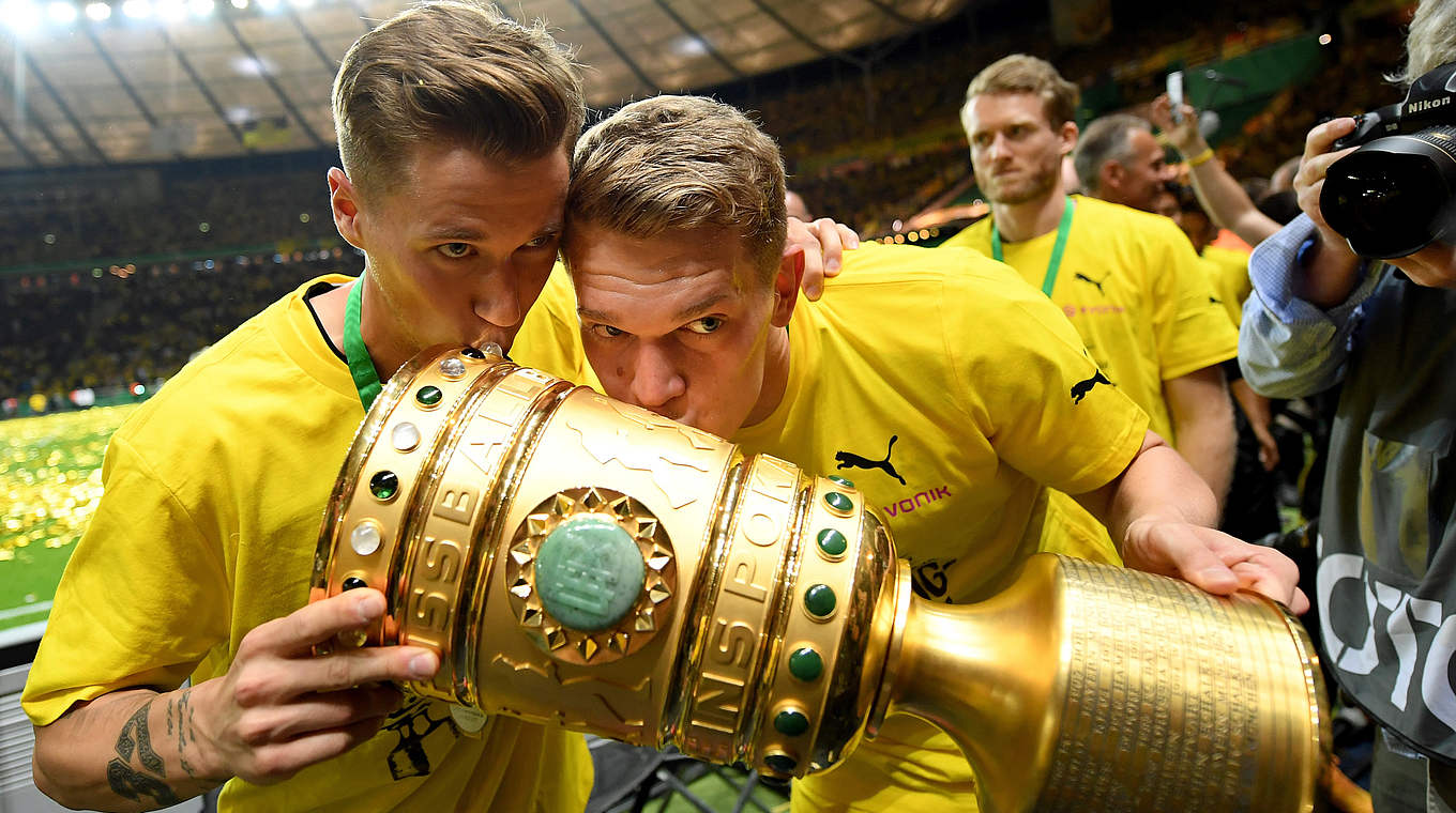 Weltmeister mit der nächster Trophäe: Erik Durm und Matthias Ginter (v.l.) © 2017 Getty Images