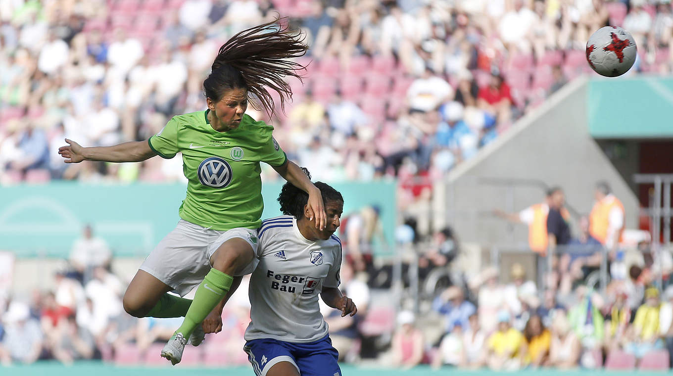 Wuchtiger Kopfball: Sara Bjoerk Gunnarsdottir vom VfL Wolfsburg überspringt ihre Gegenspielerin Chioma Igwe © 2017 Getty Images