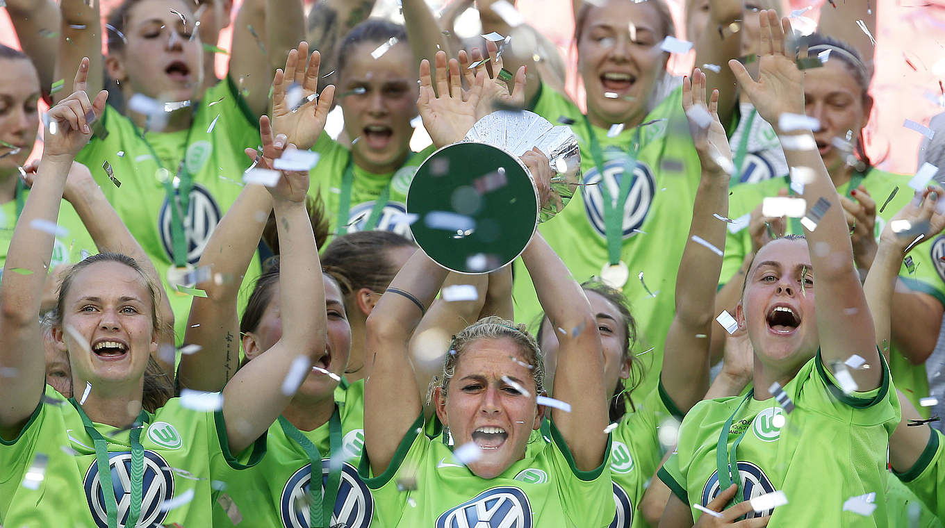 Konfettiregen: Nationalspielerin Anna Blässe (M.) stemmt den Pokal in die Höhe © 2017 Getty Images