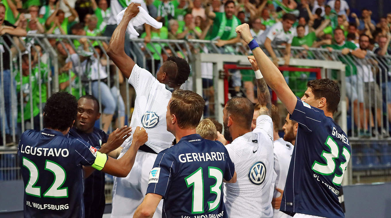 Riesenjubel: Wolfsburg feiert nach dem 1:0 in Braunschweig den Klassenverbleib © 2017 Getty Images