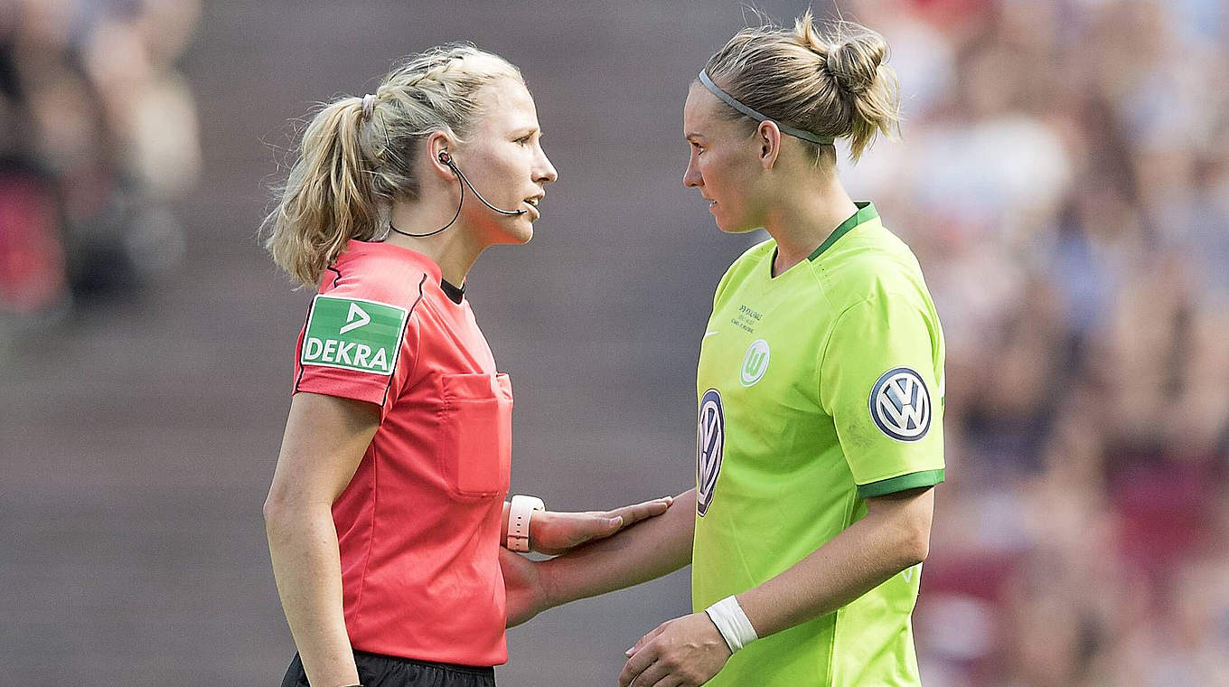 Erlaubte sich im Pokalfinale eine Unsportlichkeit gegenüber der Schiedsrichterin: Alex Popp (r.) © imago/Sven Simon