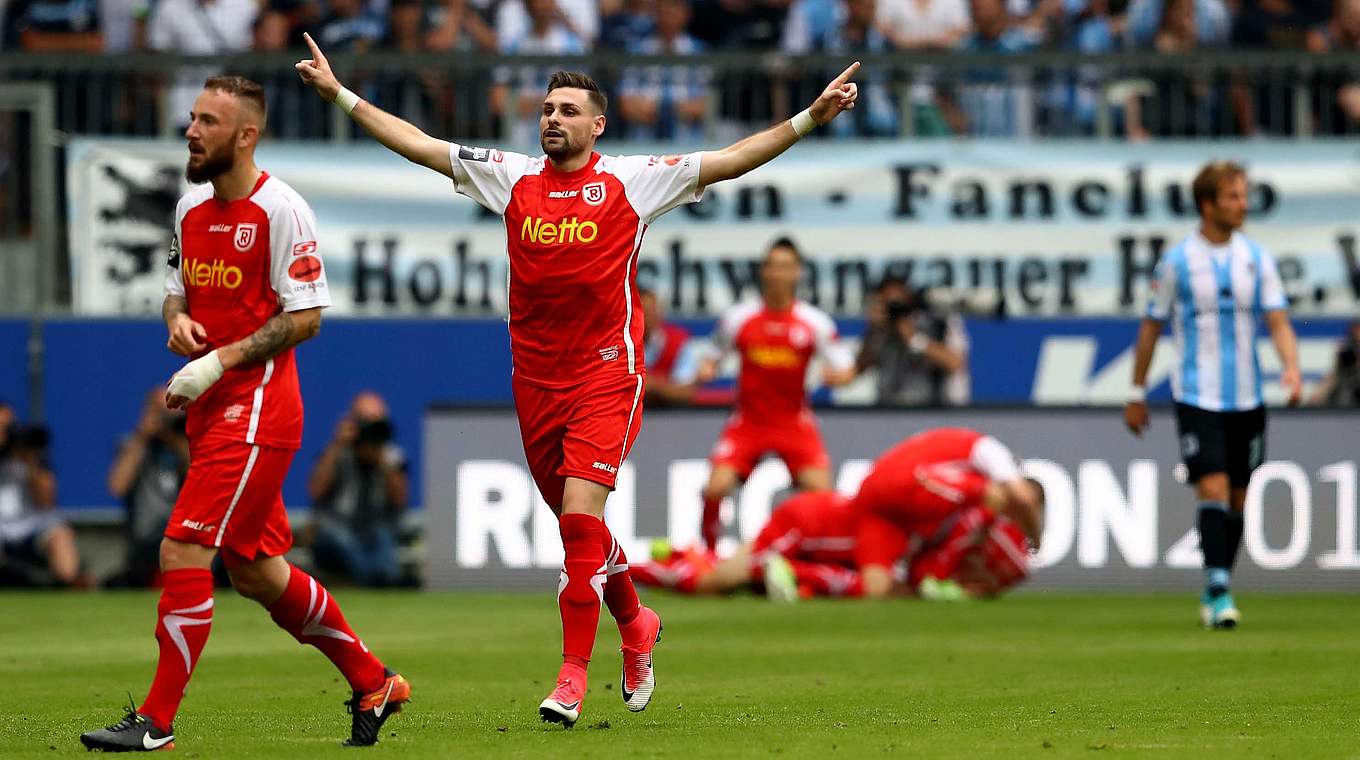 Großer Jubel: Regensburg steigt nach dem Sieg in München in die 2. Bundesliga auf © 2017 Getty Images