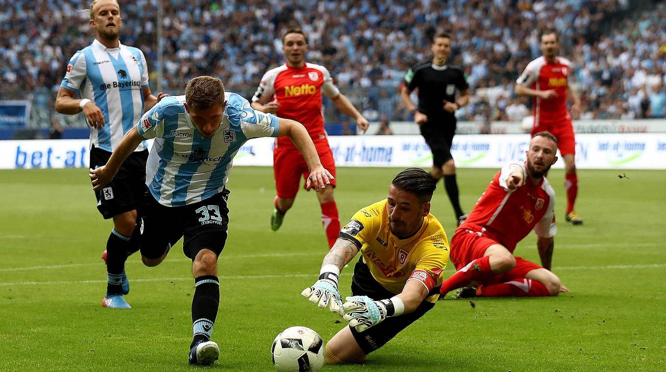 Kampf um jeden Zentimeter: Jahn-Keeper Pentke kommt vor Aycicek (2.v.l.) an den Ball © 2017 Getty Images