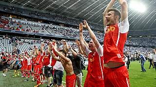 Party mit 7000 mitgereisten Fans: Regensburg feiert den Aufstieg in die 2. Bundesliga © 2017 Getty Images