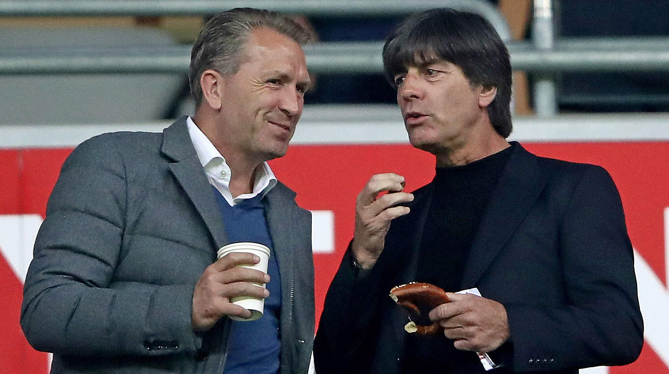 Sie halten die "Tür immer offen": Torwarttrainer Köpke (l.) und Bundestrainer Löw © 2017 Getty Images