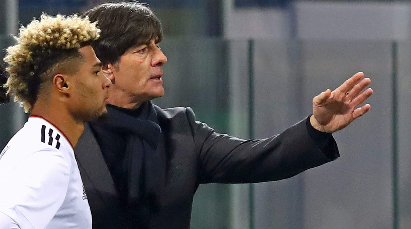 Löw mit Gnabry (l.): "Wir möchten Spieler auf ein anderes Niveau heben, das ist wichtig" © 2016 Getty Images