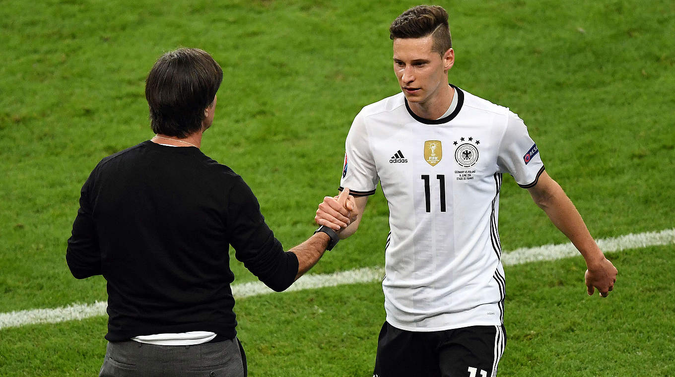 Löw mit Draxler (r.): "Julian soll beim Confed Cup eine Führungsrolle übernehmen" © AFP/GettyImages