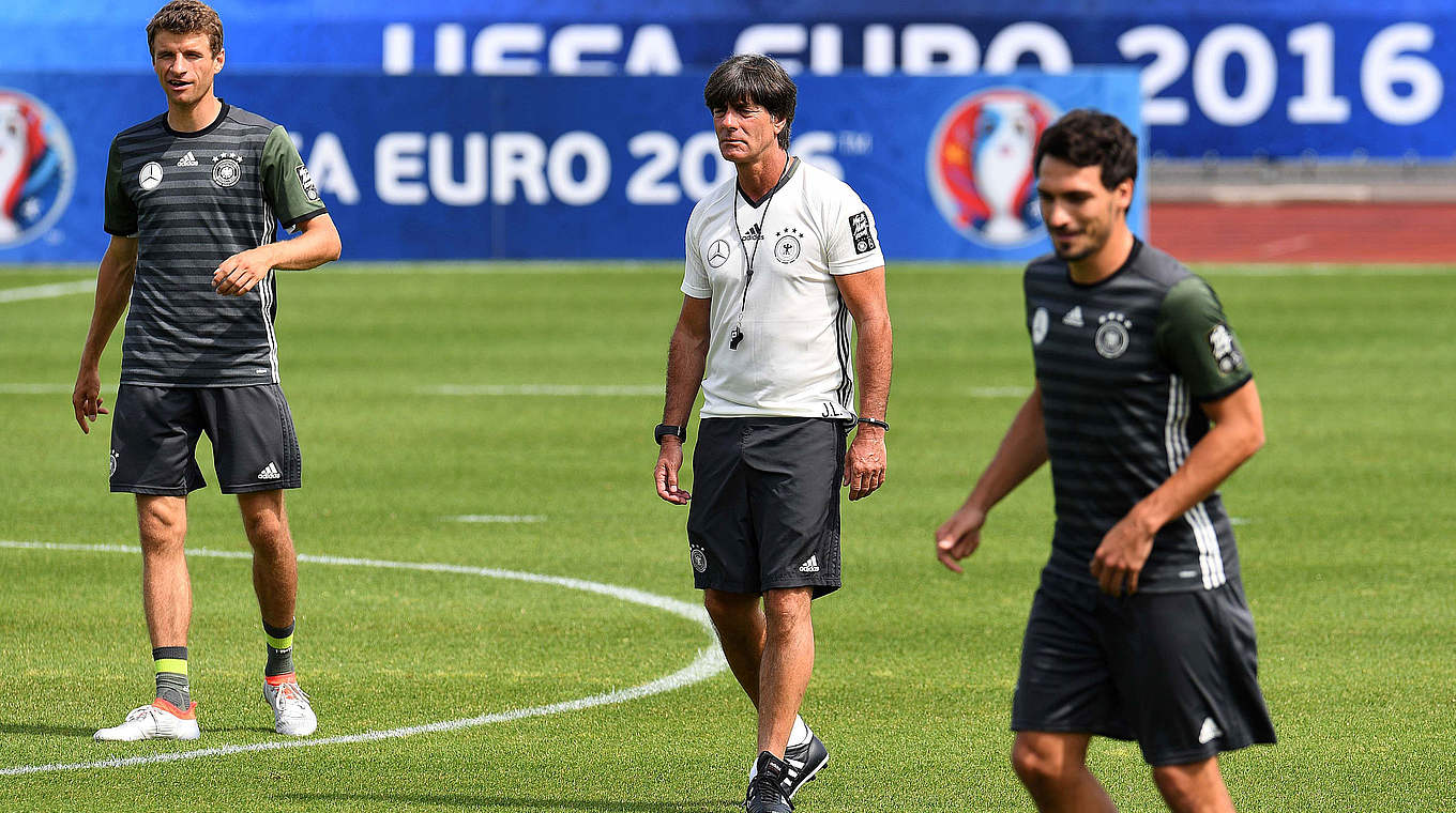 Bundestrainer Löw (M.): "Auch die etablierten Weltmeister brauchen Konkurrenzkampf" © AFP/GettyImages