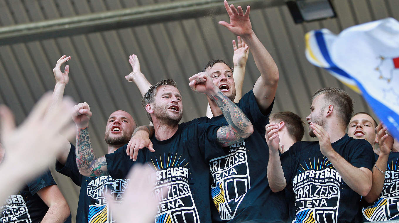 Grenzenloser Jubel in Jena: Die Thüringer steigen in die 3. Liga auf © 2017 Getty Images