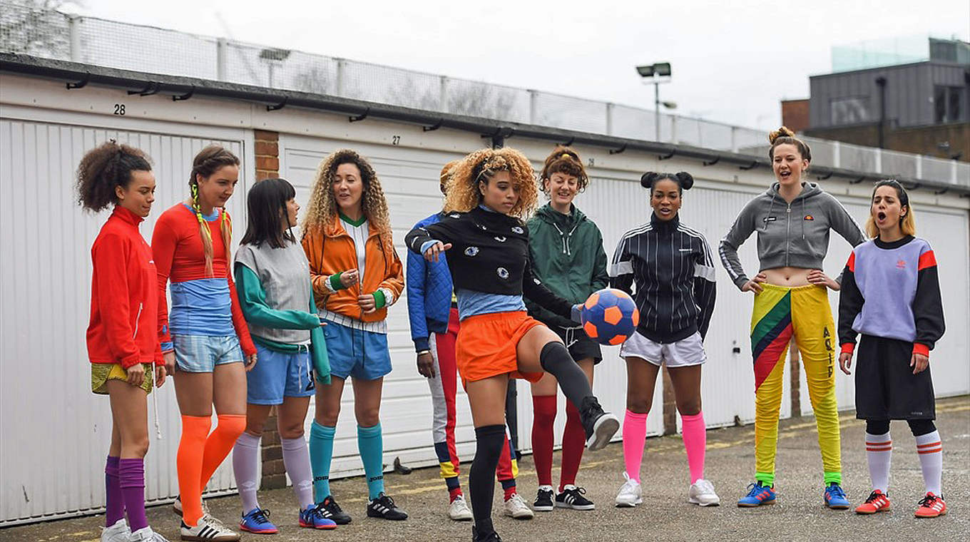 Initiative der UEFA: #WePlayStrong für Mädchen und Frauen © UEFA