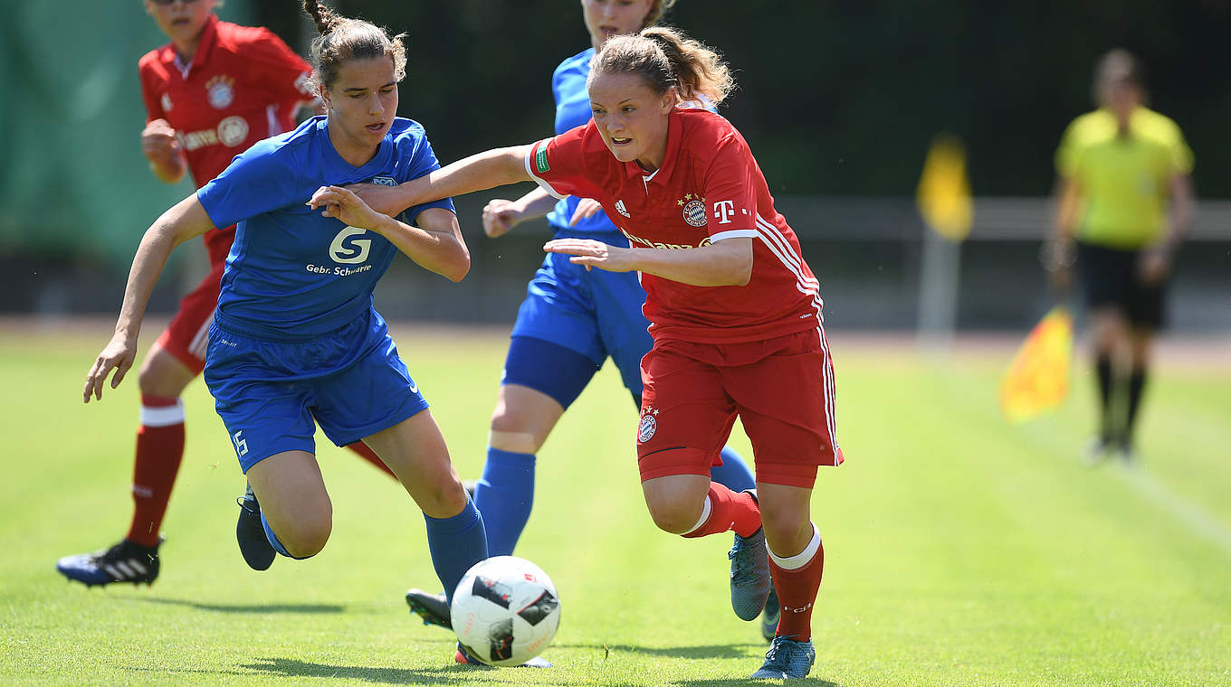 Intensives Duell im Mittelfeld: Münchens Verena Wieder (r.) und Jasmin Jabbes © 2017 Getty Images