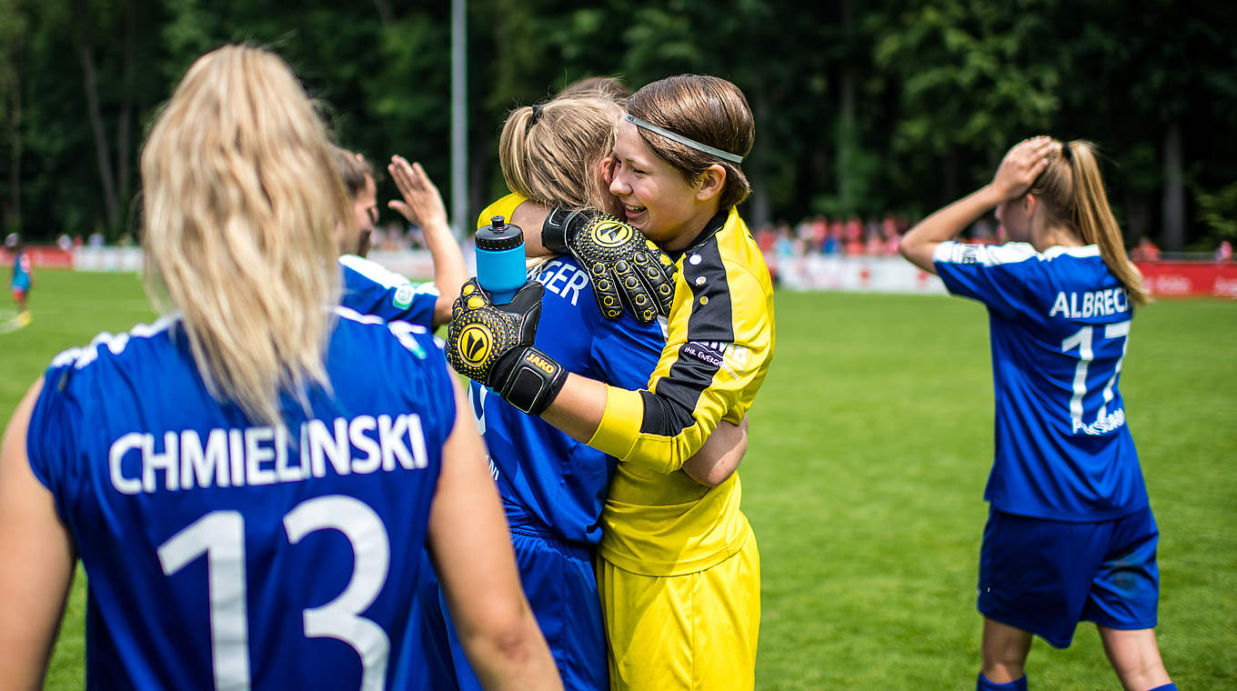 Große Freude bei Potsdams Spielerinnen: Torhüterin Marie Heinze (M.) © 2017 Getty Images