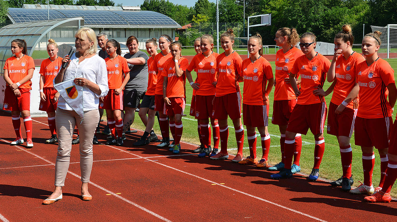 Auszeichnung für Bayern München: Staffelleiterinnen Ute Maas (l.) © DFB