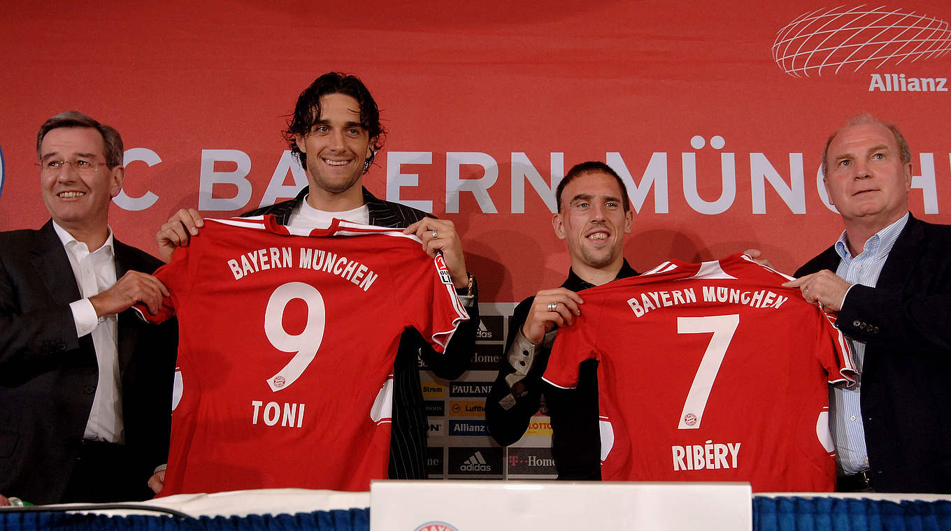 Prominente Zugänge in München: Toni und Ribéry wechseln 2007 zu den Bayern  © 2007 Getty Images