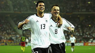 2:0 im Gruppenspiel der WM 2002 gegen Kamerun: Ballack (l.) und Hamann jubeln © 2002 Getty Images